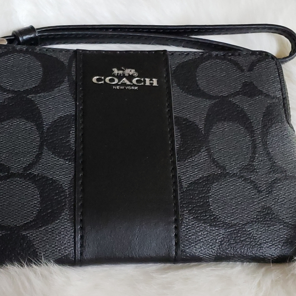 Corner Zip Wristlet In Signature Canvas Silver/Black Smoke